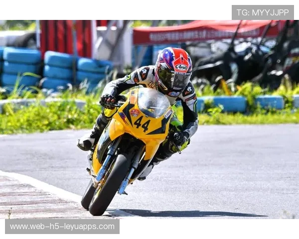 摩托车手高速侧滑50米奇迹般站起来