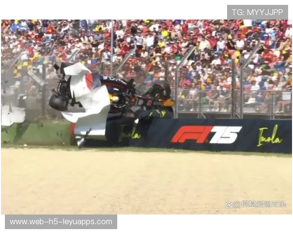 赛车高速撞墙全毁，车手奇迹无伤