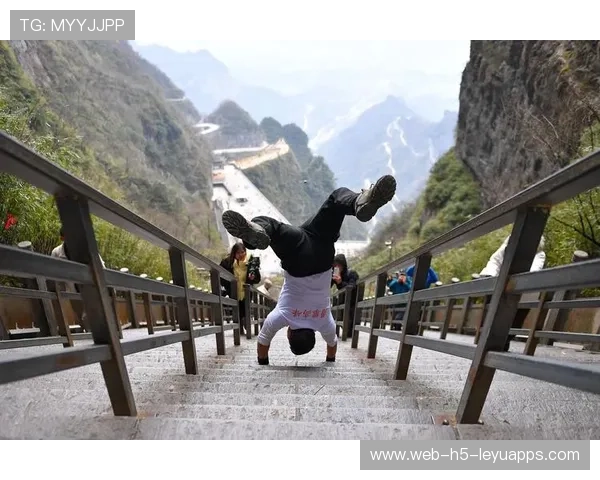 极限自行车:车手挑战天门山99道弯用时创纪录,天门山自行车速降 极限自行车:车手挑战天门山99道弯用时创纪录,天门山自行车速降