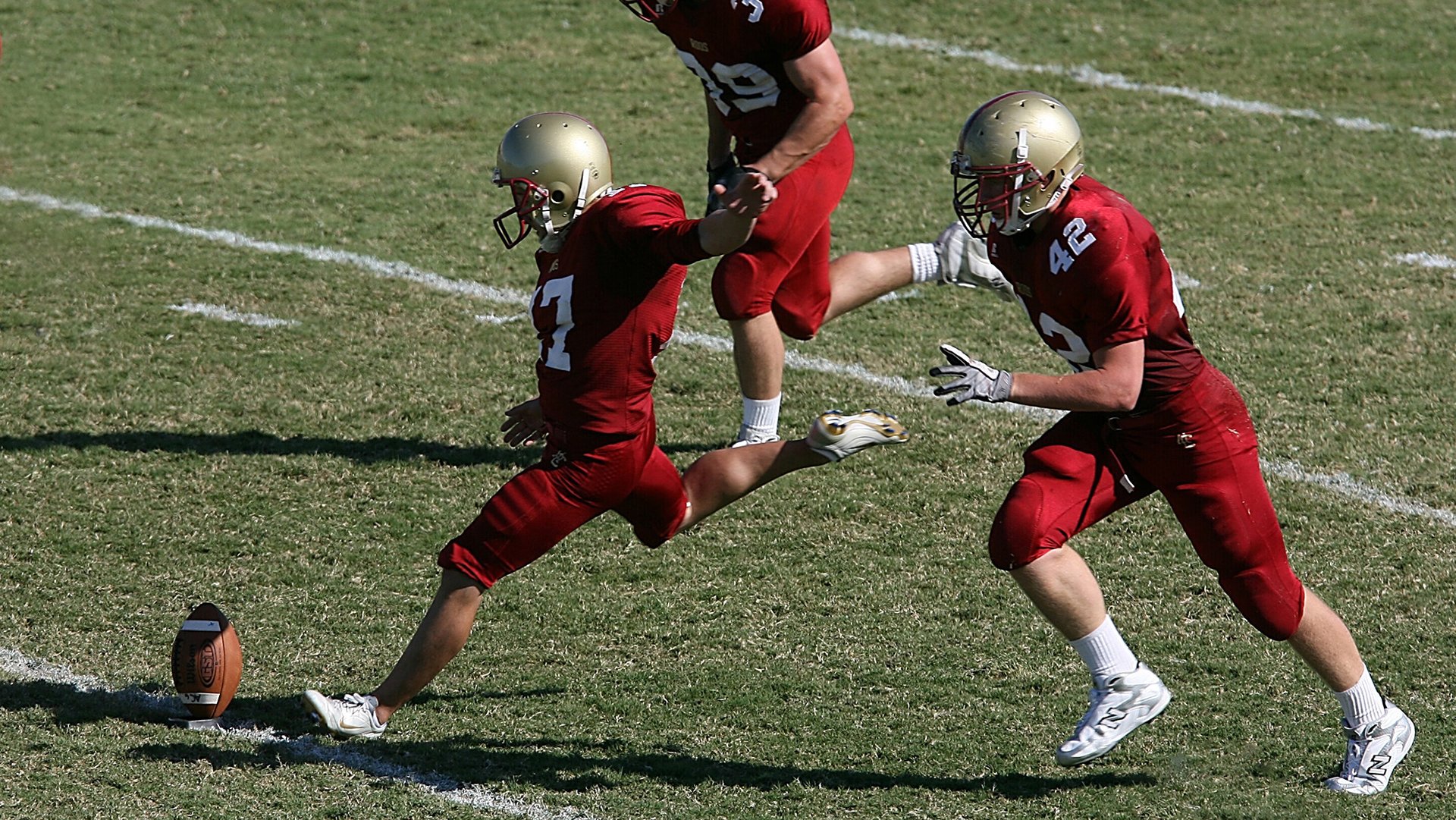 东亚杯国足战胜 球员技战术提升明显，东亚杯国足1比2日本